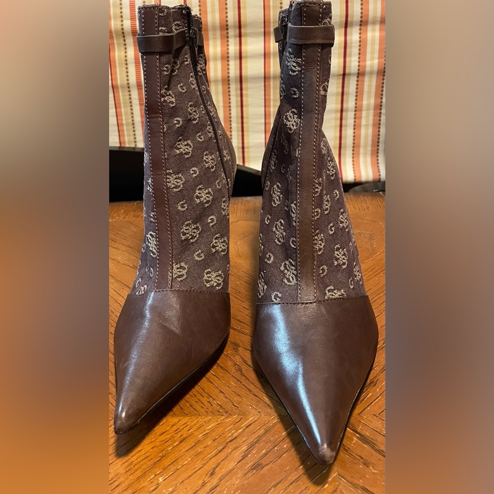 Y2K Guess Logo Brown Pointed Toe Stiletto Heel Ankle Boots | Size: 7.5M